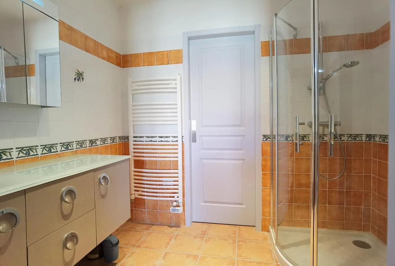 Le Clos Des Consuls Tarascona Bed & Breakfast