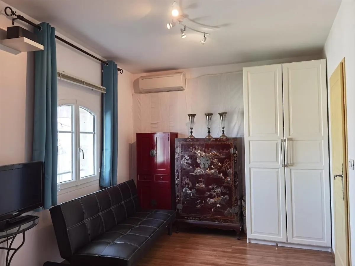 Le Clos Des Consuls Tarascona Bed & Breakfast